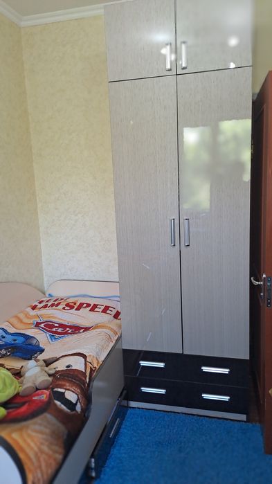 Продаётся детская мебель с двумя кроватками и шкафом а также письменны