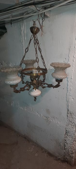 Продаётся старинный люстра.