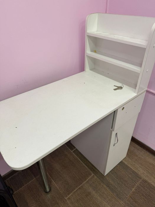 Продам стол маникюрный