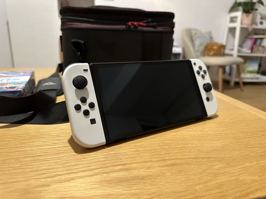 Nintendo Switch OLED 2022 4 jocuri fizice, siwthc sports, husa etc