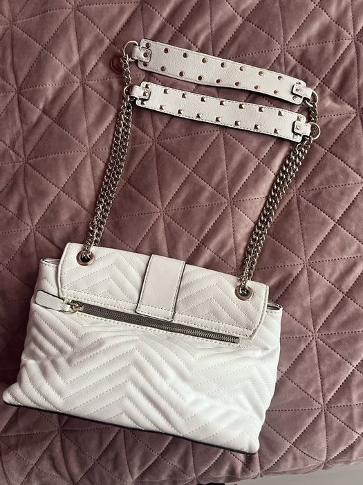 Бяла кожена чанта, guess