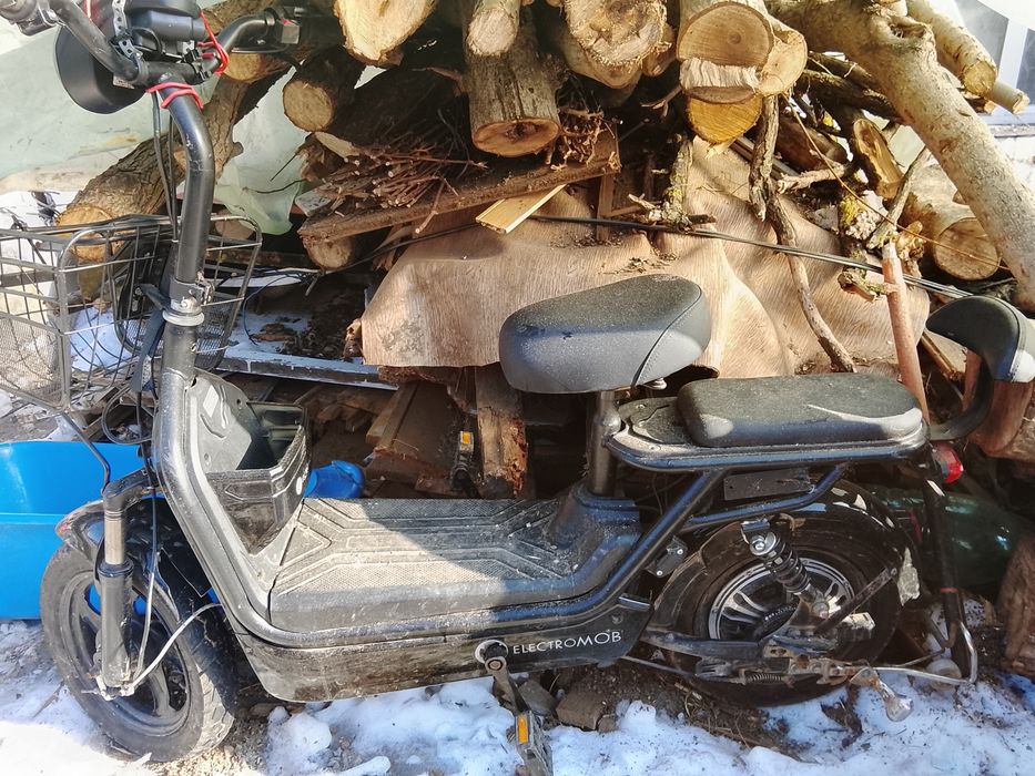 Moped electric cu pedale necesită puțin pus la punct