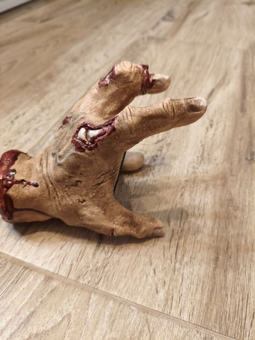 Halloween Zombie Hand – mâna scary cu sunete care merge singură – nouă