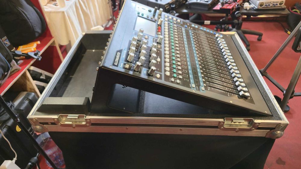 Mixer digital profesional QU-16 (24ins - 12outs) + case