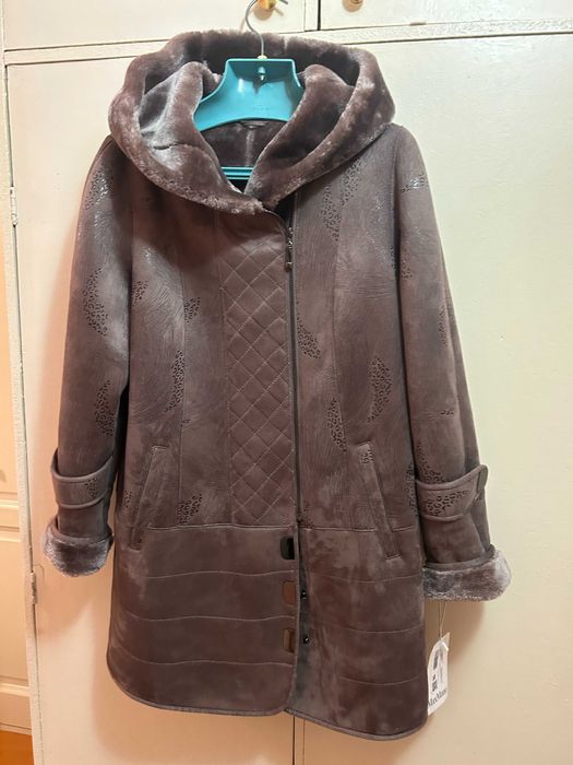 дубленка женская, новая. Состав - натуральная замша, мех мутон