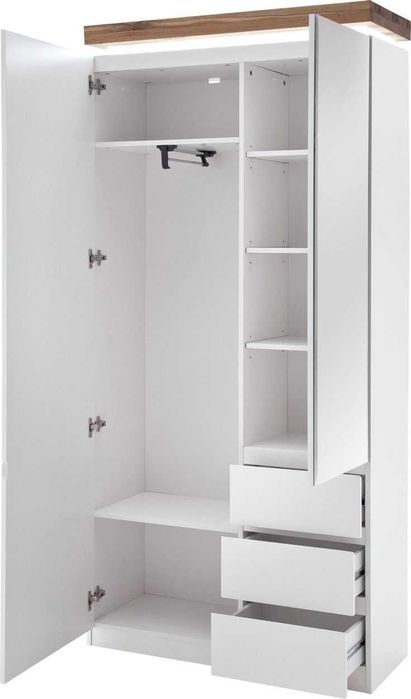 Вместительный шкаф для одежды белый
