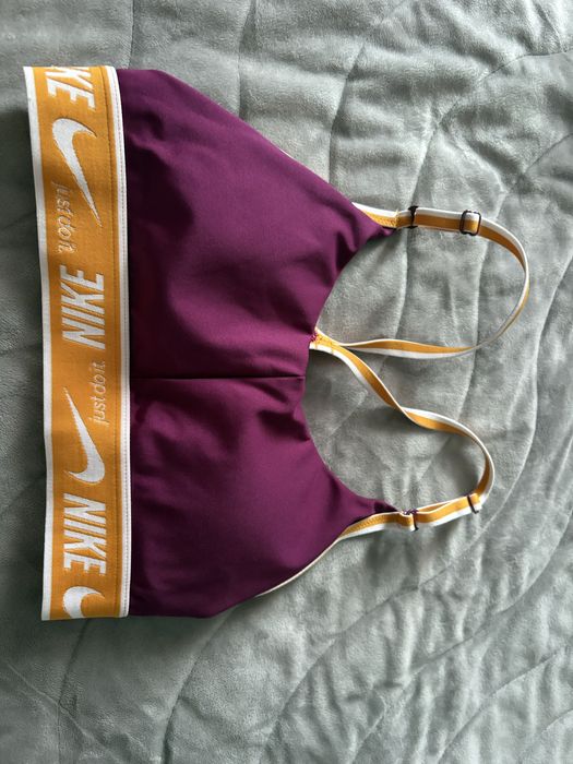 Спортно Бюстие Nike XS  ( с подпънки)