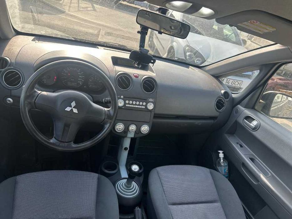 Dezmembrez Mitsubishi Colt 1.3i 2005 135.930