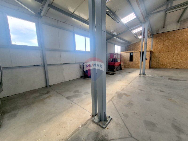 Дава се под наем Склад в с. Каменар, Област Варна - 310 кв.м за 1196.97 € - Снимка #3