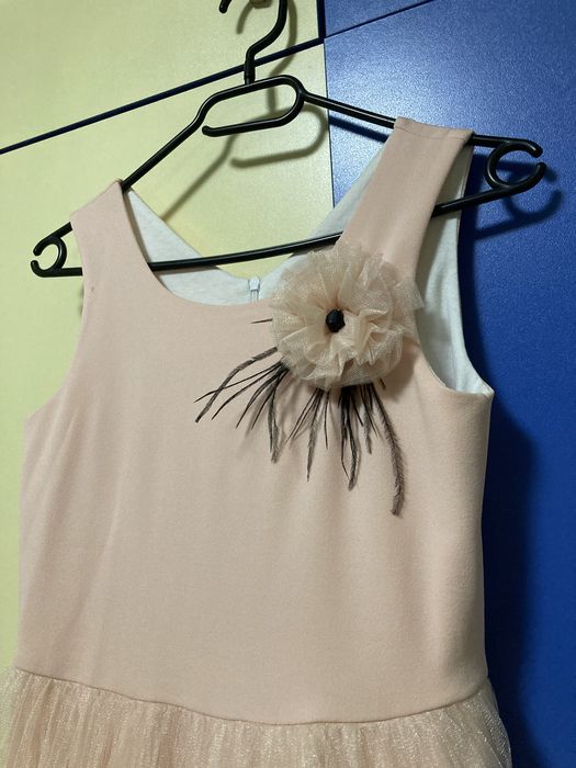 Къса официална розова рокля с тюл.