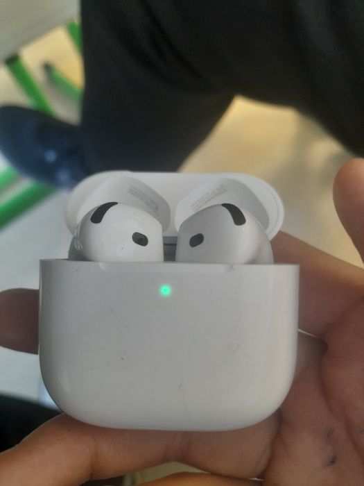 AirPods 4 бушный
