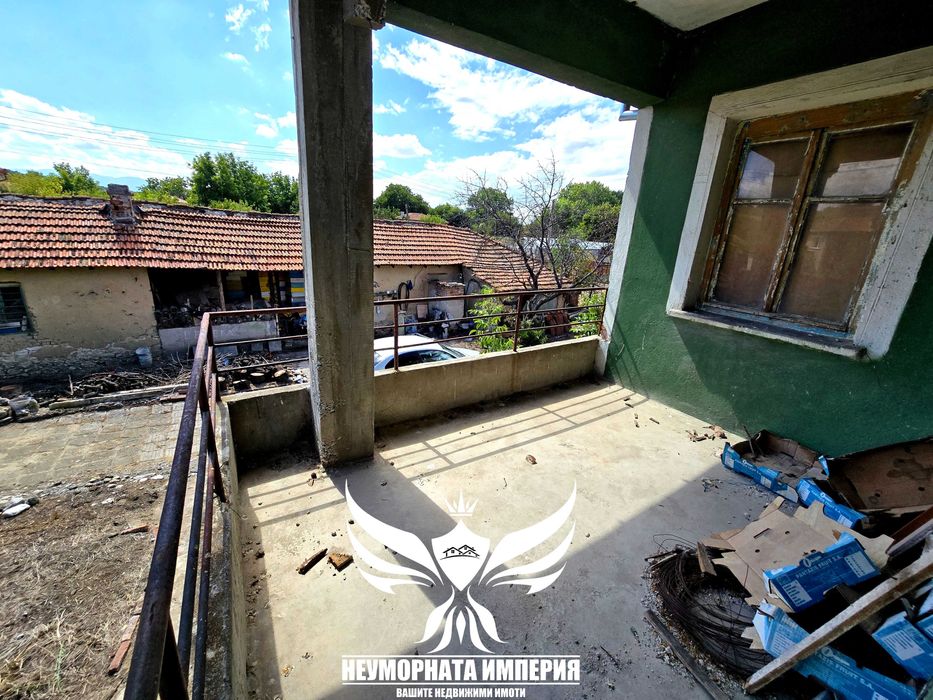 Продавам двуетажна къща с постройки 320РЗП с 1600кв двор село Ахматово