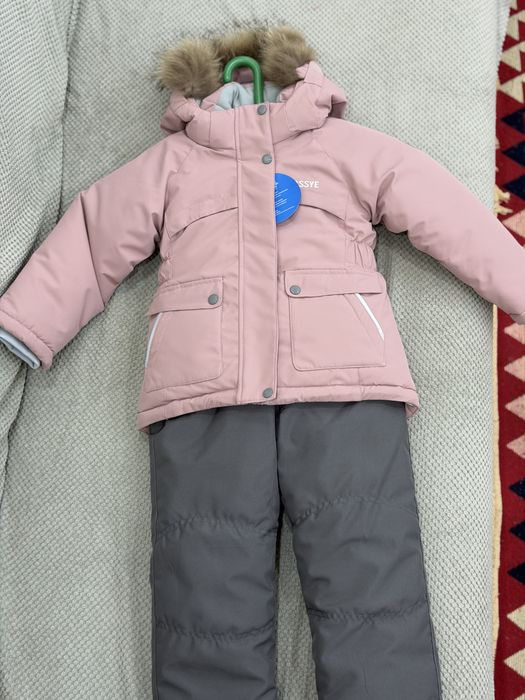 Продам зимний комбинезон для девочки