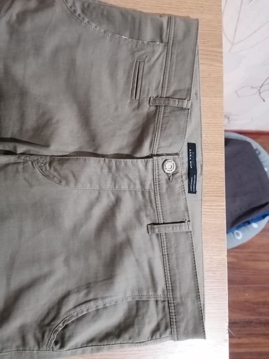 Vând pantaloni Zara