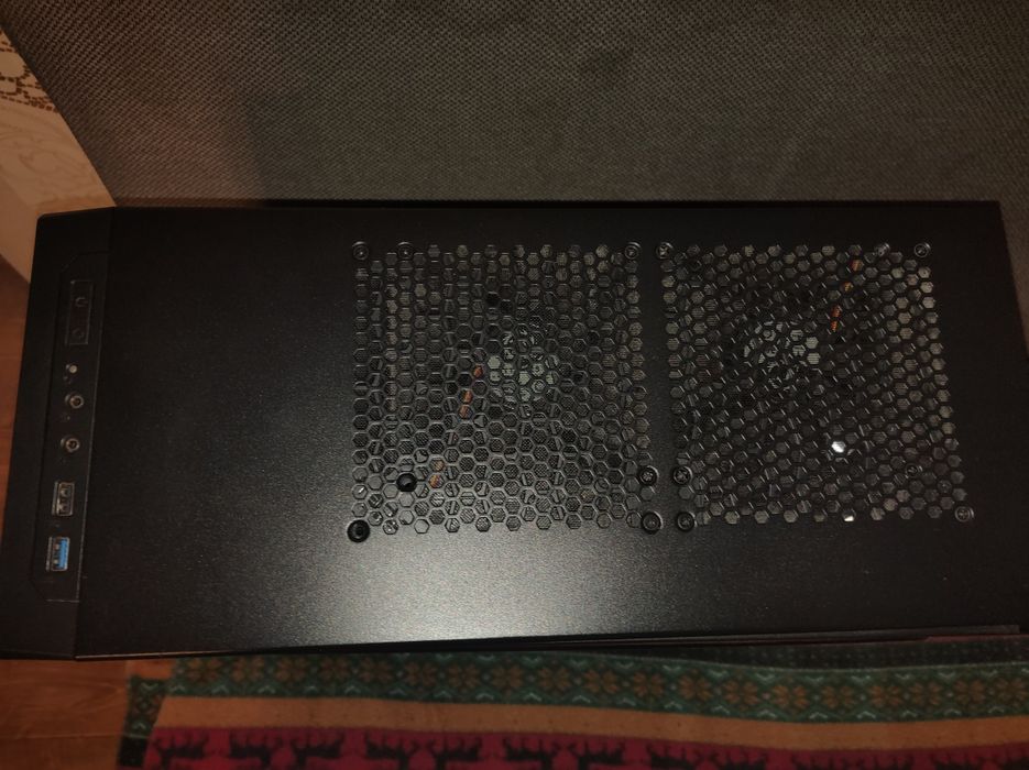 Продается корпус  FRACTAL черного цвета а отличном состоянии