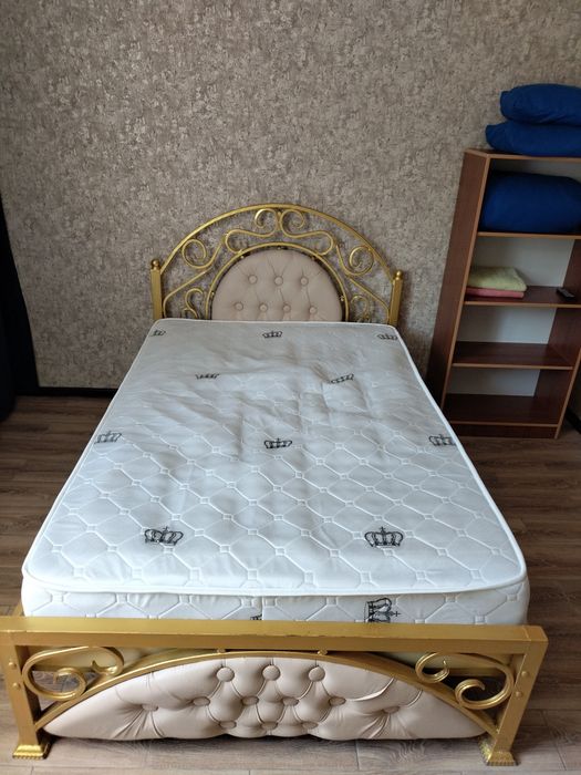 Кровать с матрасом