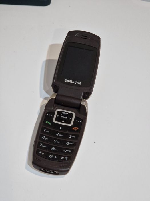Telefon Samsung cu clapeta cu încărcător original
