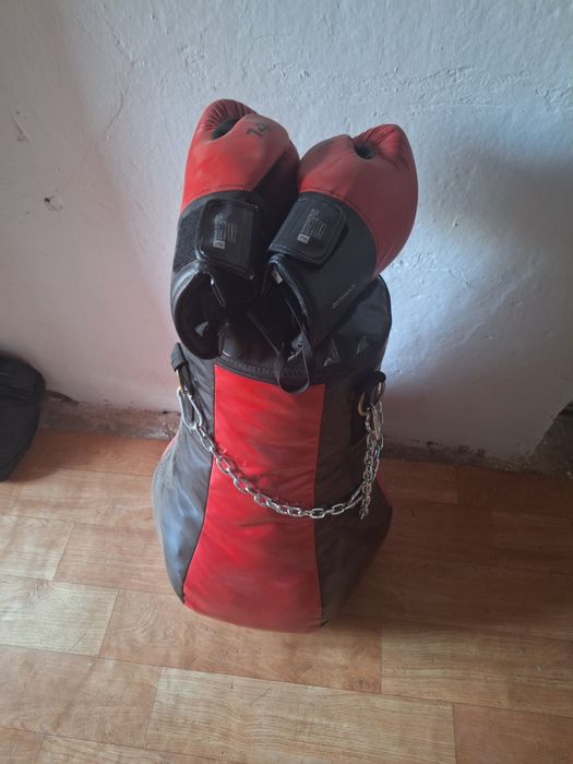 Боксова круша с ръкавици