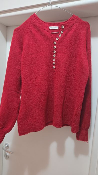 Pulover rosu cu nasturi la gat