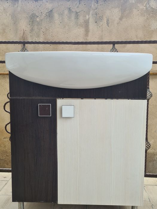 Раковина с зеркалом и тумбой