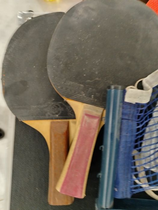 Четыре ракетки и сетка для настольного тенниса