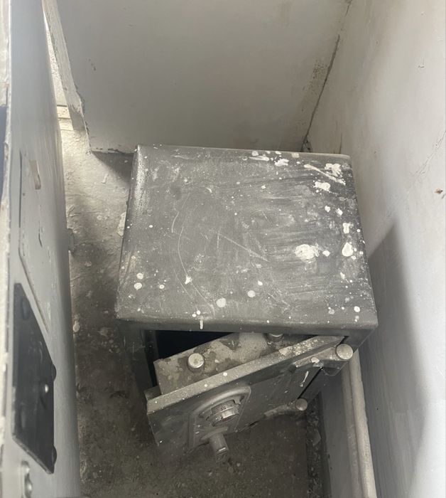 Батарии чугунные, дверь железная сейф