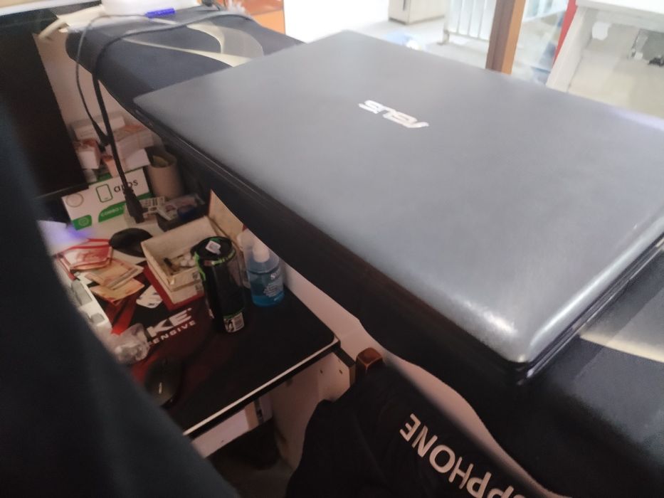 Noubook sotiladi Asus