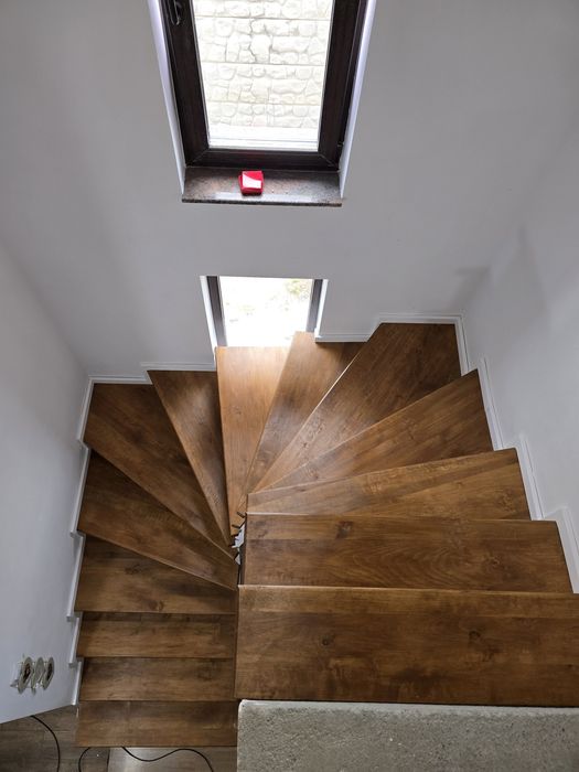 Scări din lemn masiv