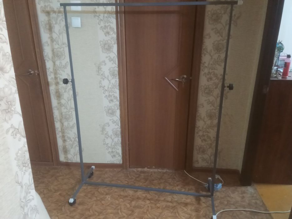 Продам вешалку для
