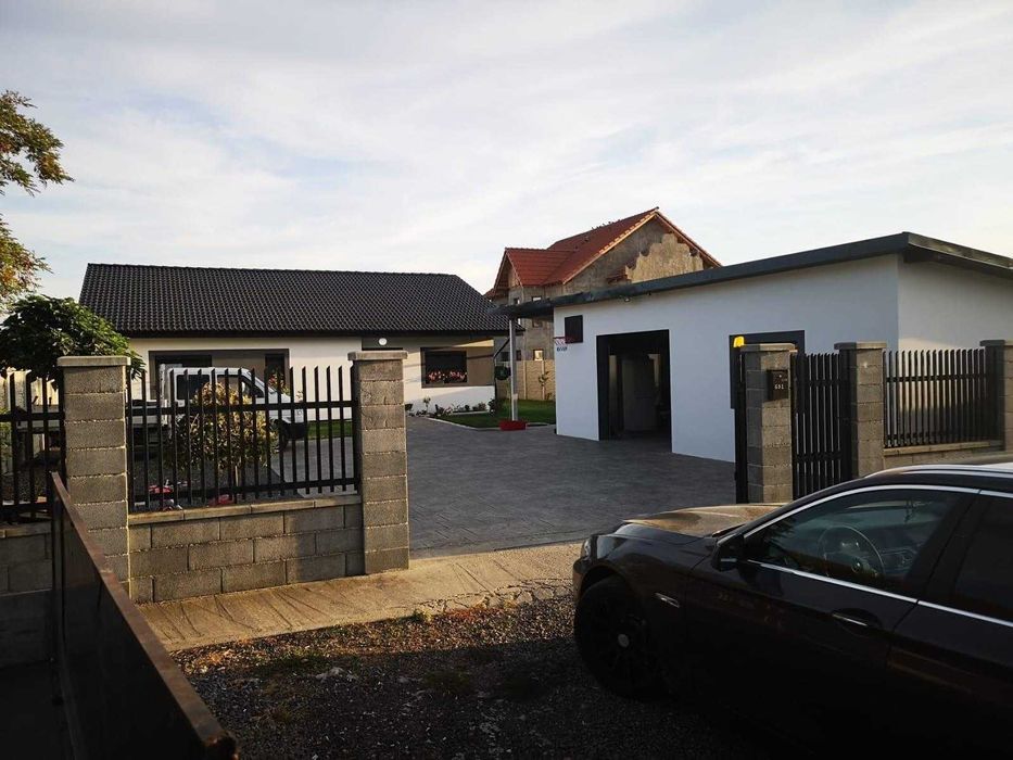 Oază de confort și eleganță în Săcălaz – Proprietate cu piscină, curte generoasă și toate facilitățile pentru o viață fără compromisuri!
