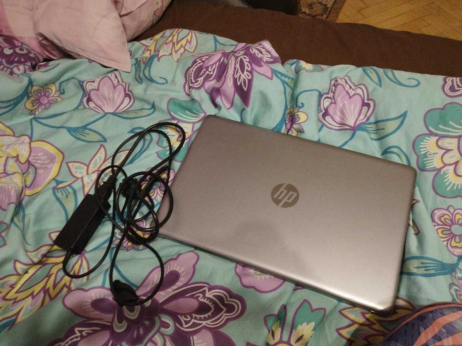Лаптоп HP за части или човек който може да го възстанови