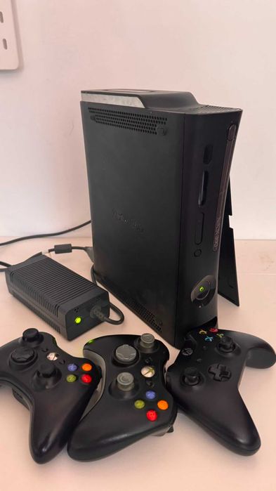 Consola xbox360 + 3 controllere