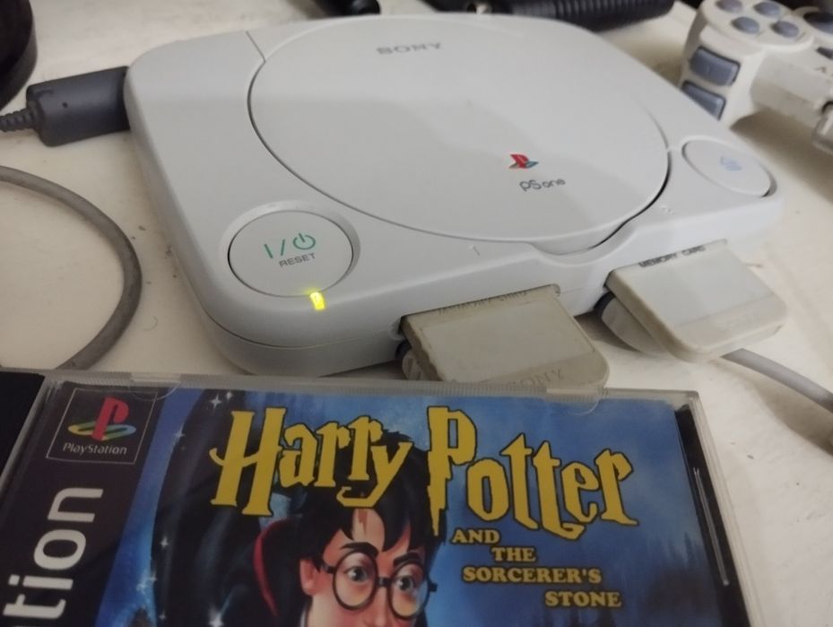 Игровая приставка Playstation one.