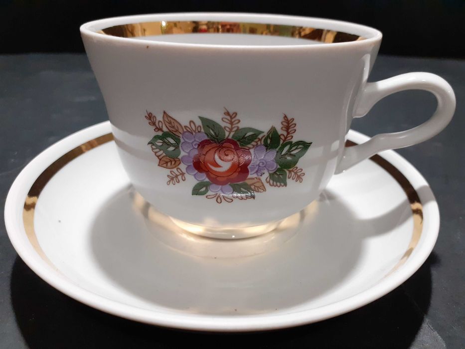 Руски порцеланов сервиз за чай,,ВФЗ,,От 80-те.Съдържа15 части.Блестящ.