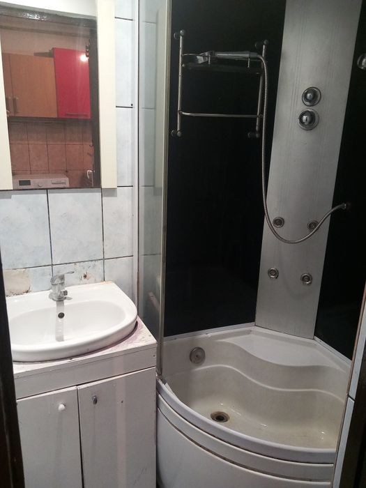 Închiriez garsoniera mobilata utilata in zona tractorul