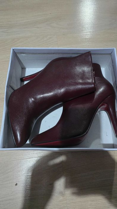 Vând botine elegante cu toc stiletto culoarea maro-ruginiu