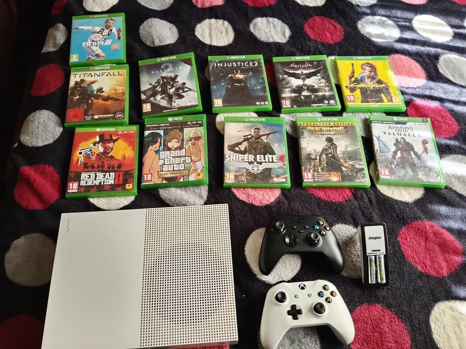 Vând consolă Xbox one , 2 joystick-uri si jocuri Xbox