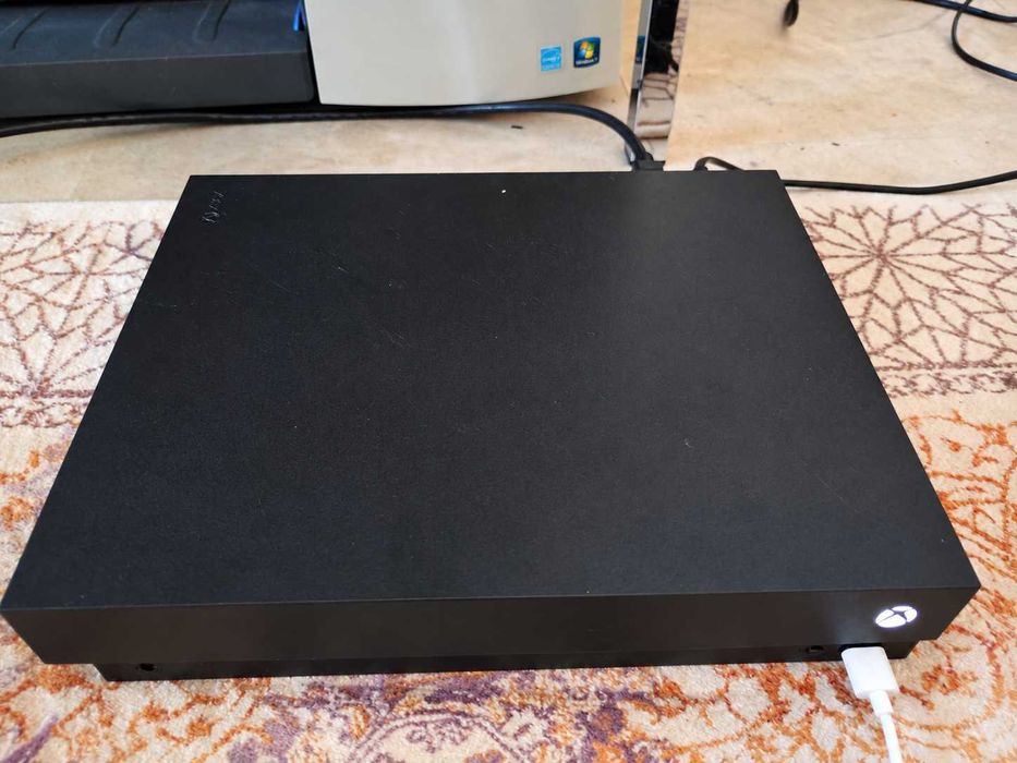 Xbox One X 1 TB, 4K HDR + 2 controllere