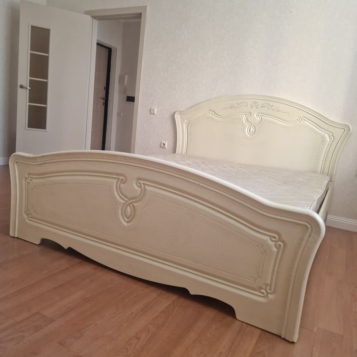 Кровать и комод с зеркалом