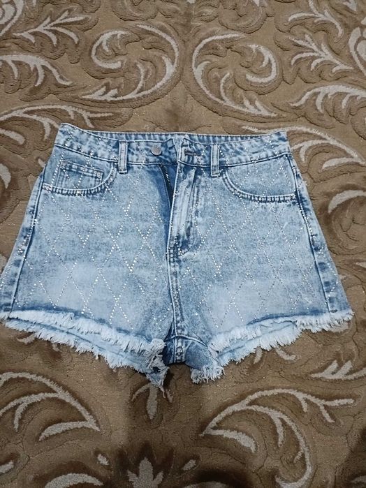 Vând pantaloni scurți blugi