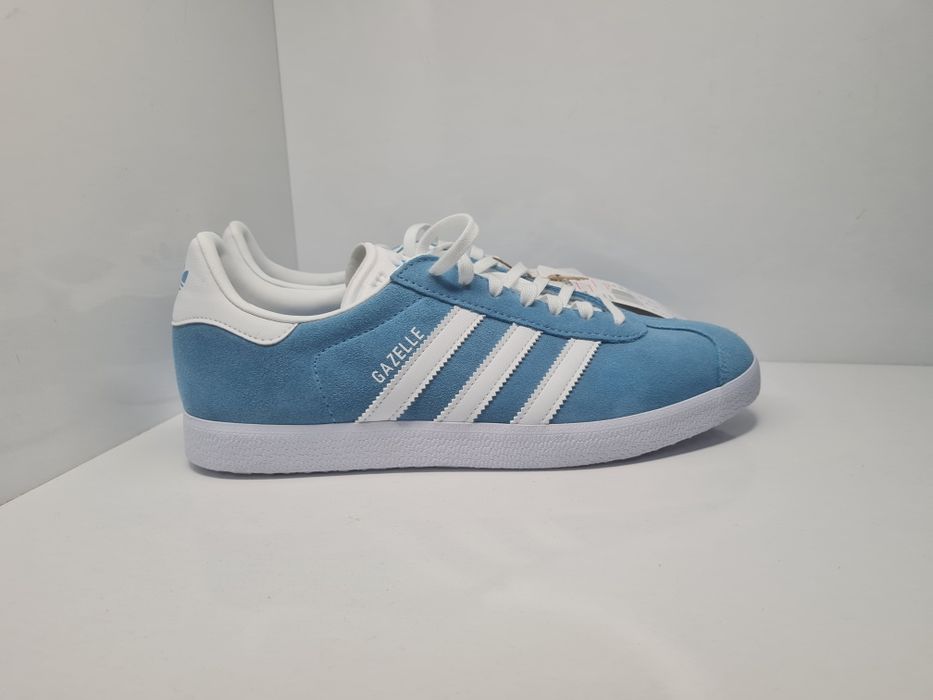 Кецове Adidas Gazelle 

Чисто нови с кутия.

Размер 42 2/3 стелка 27 см.

Цена 65 евро.