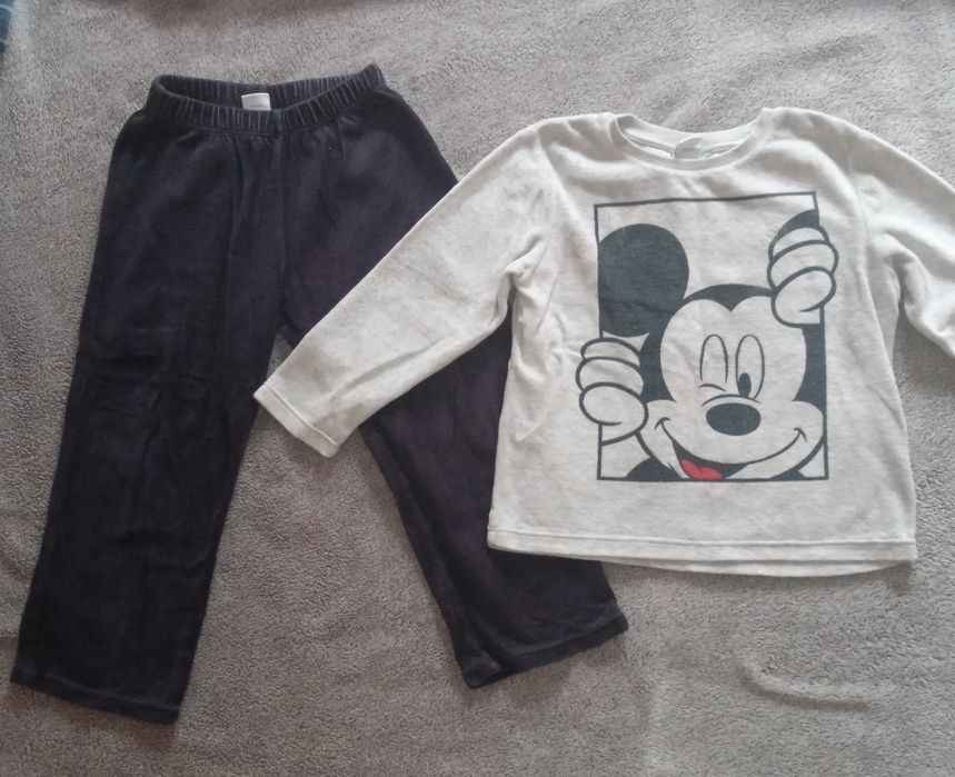 Pijamale marimea 104