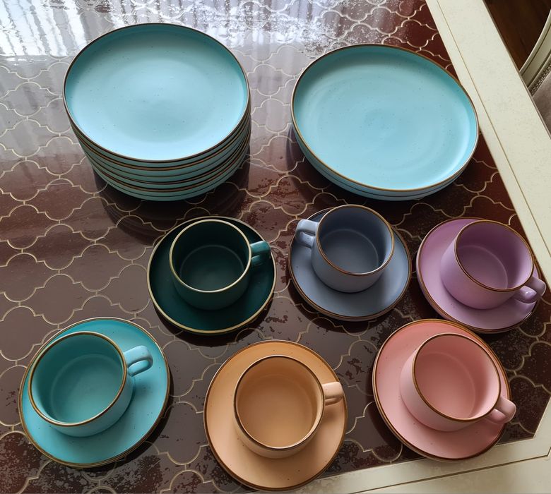 Продам набор тарелок и бокалов