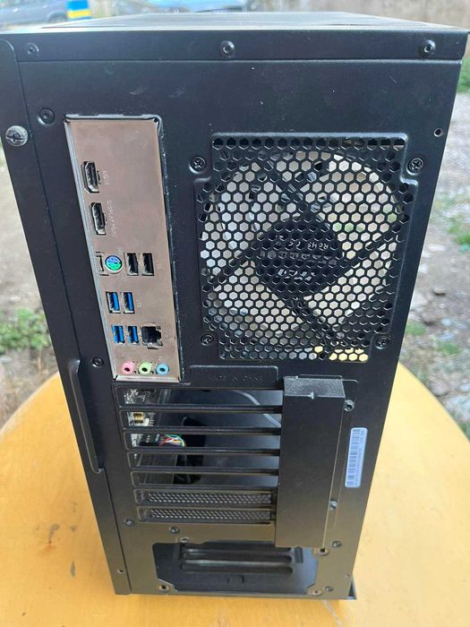 Ryzen 5 5600X + 32GB RAM DDR4 +  B550M Phantom Gaming 4 + Кутия + Водно оглаждане