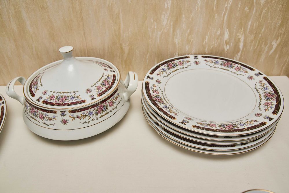 Набор посуды от сервиза.