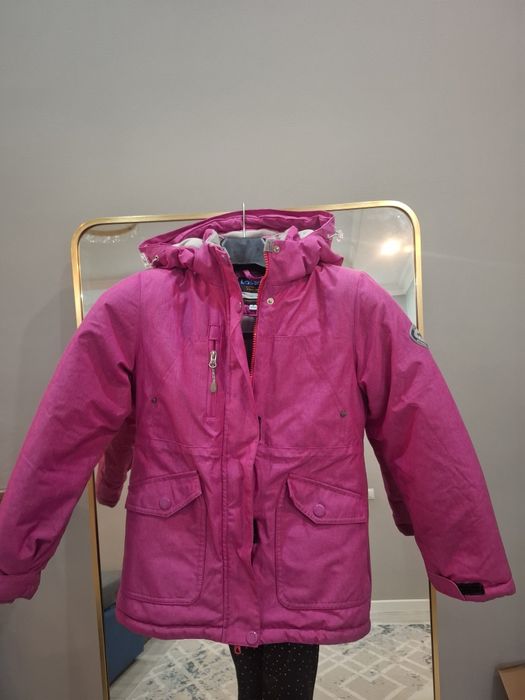 Продам 2 куртки для девочки на 8-9 лет