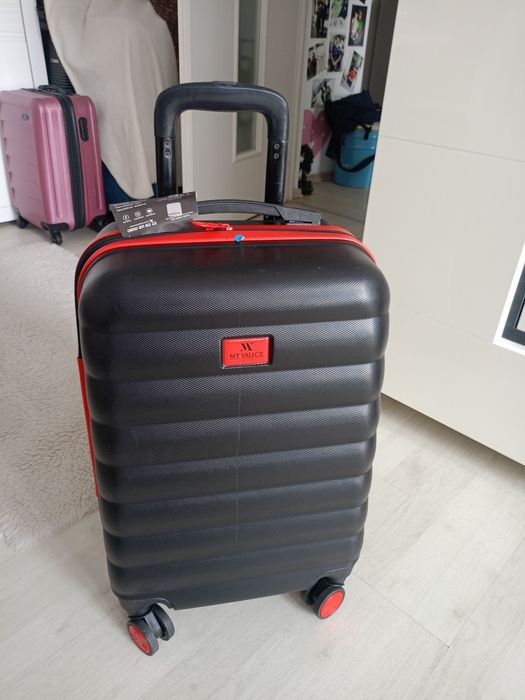 Vând troler 57 cm...puțin folosit,urme de folosire, produs de calitate