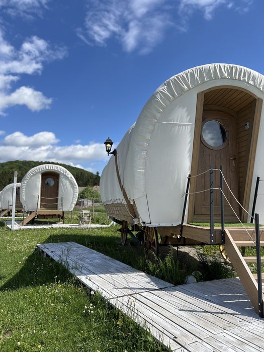 Carute cu coviltir-cabane-cabanute de locuit-Aframe
