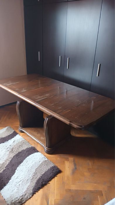 Масивна дървена маса