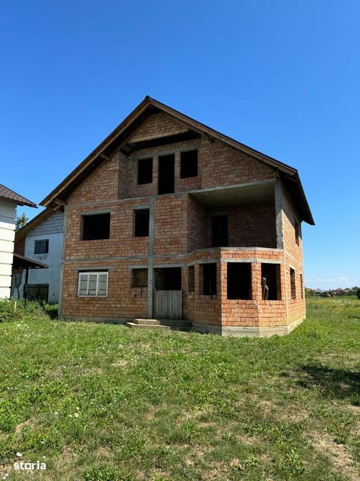 Casă la Roșu P+1+M în Decebal - 3 Dormitoare, 2 Băi, 195 mp Utili